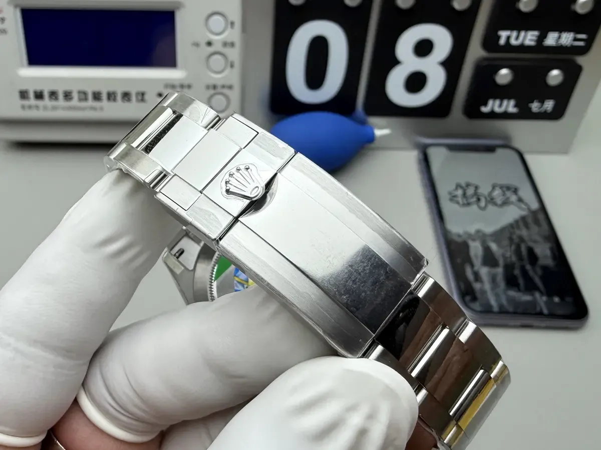 C厂迪通拿白钢迪4130机芯做工评测：天花板级别的复刻传奇！