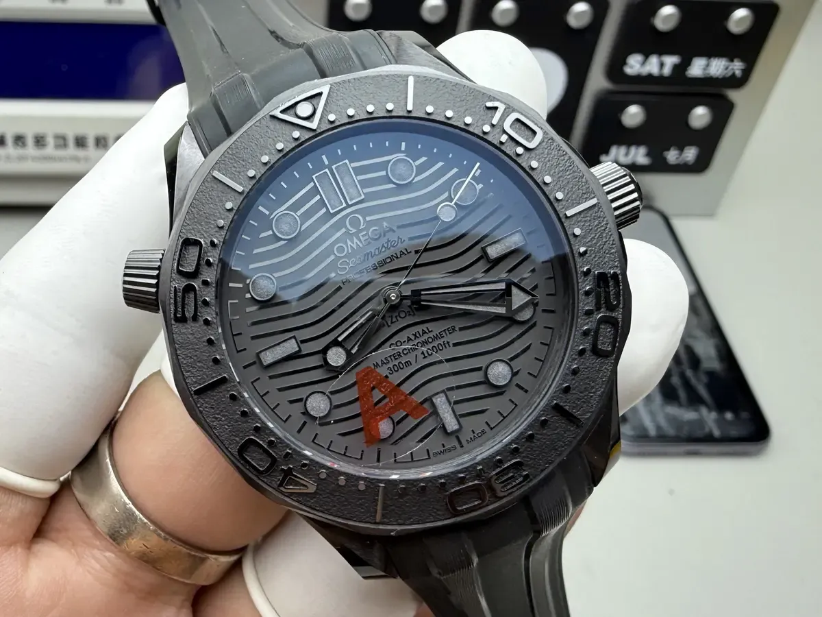 VS厂海马300墨黑陶瓷壳一体机芯评价好不好？