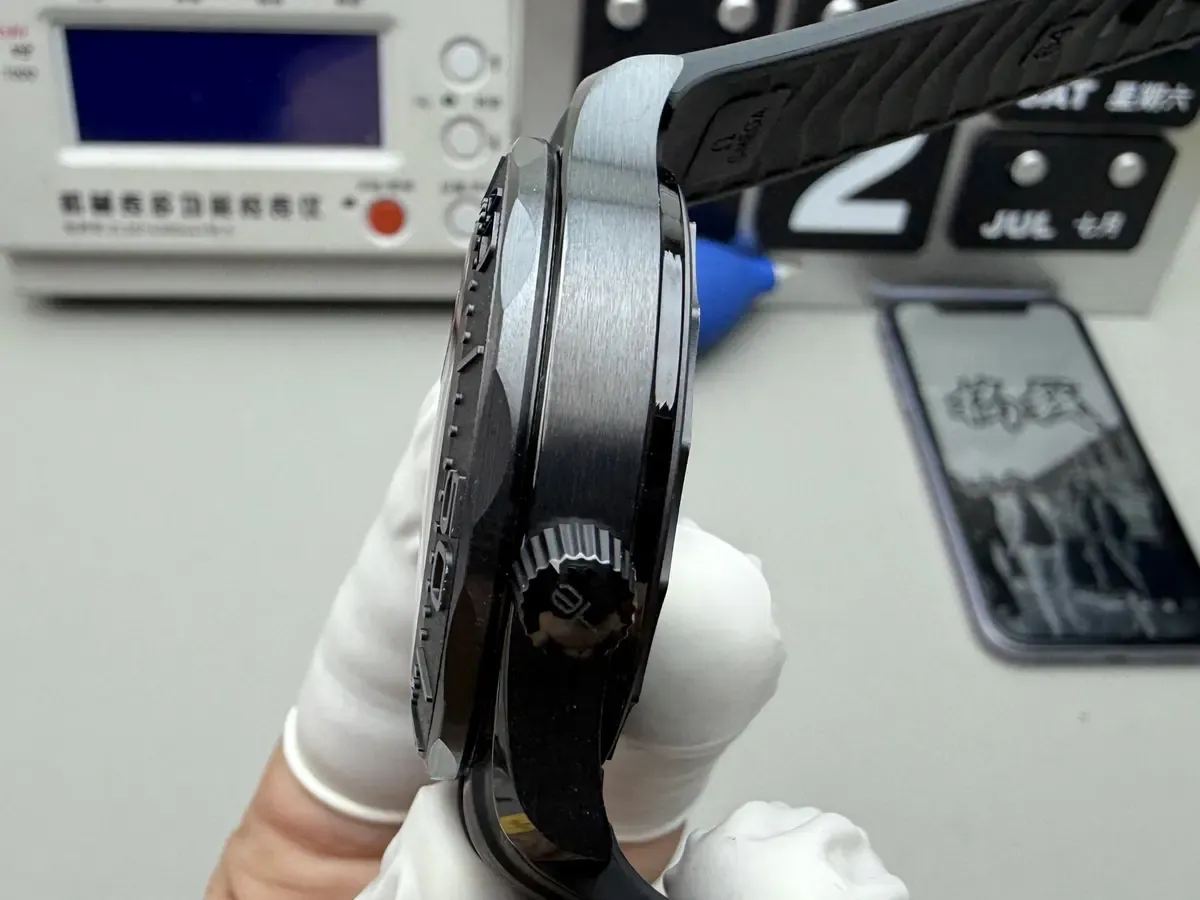 VS厂海马300墨黑陶瓷壳一体机芯评价好不好？