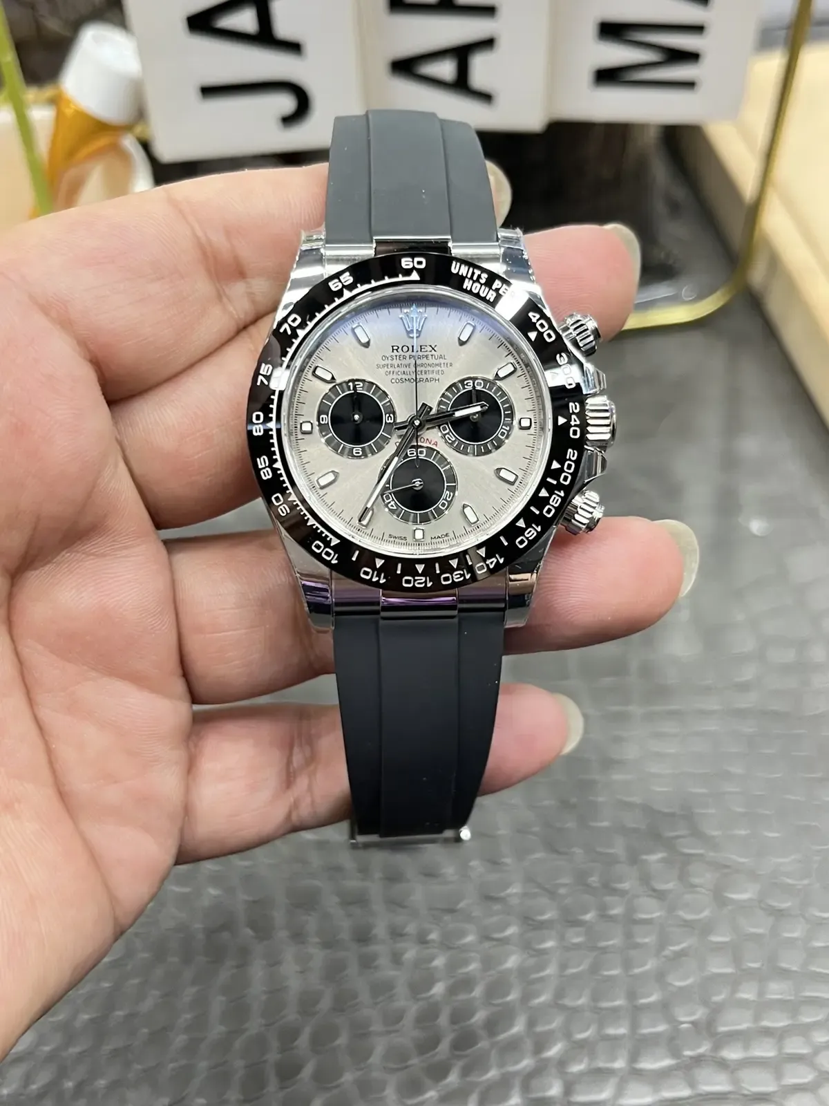 VS厂灰胶迪通拿4130机芯对比C厂，哪个好？
