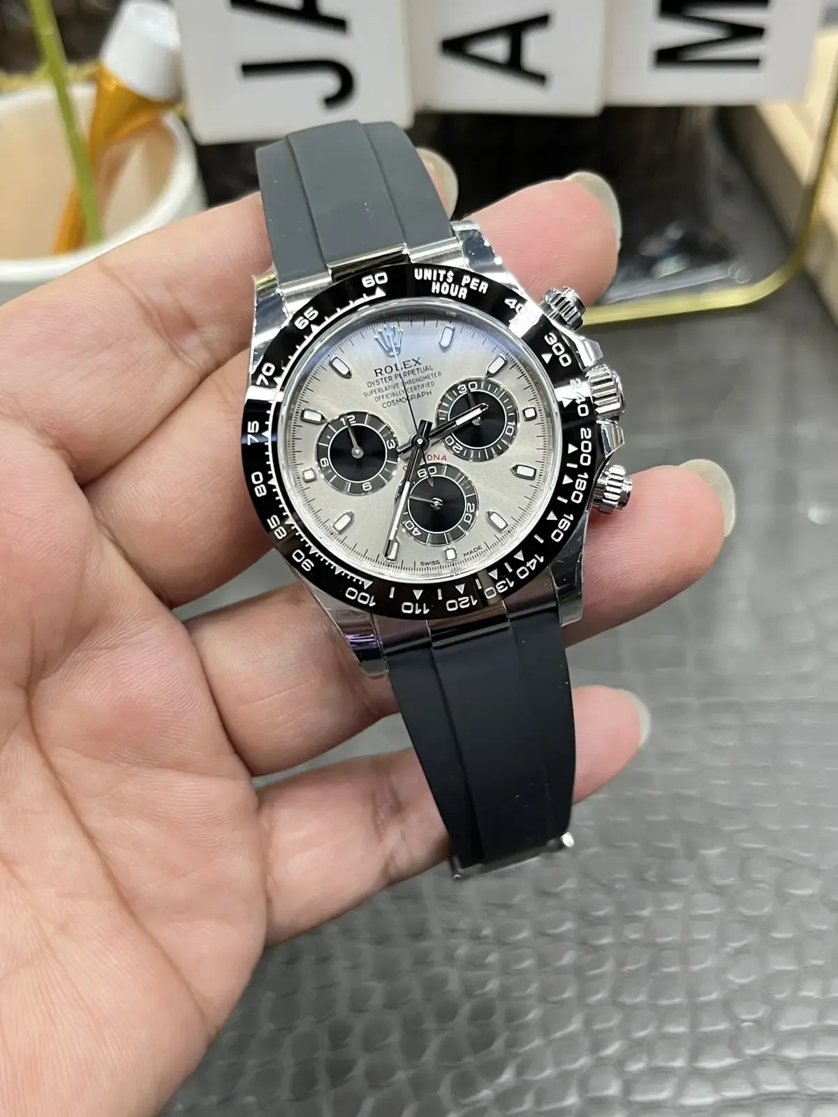 VS厂灰胶迪通拿4130机芯对比C厂，哪个好？