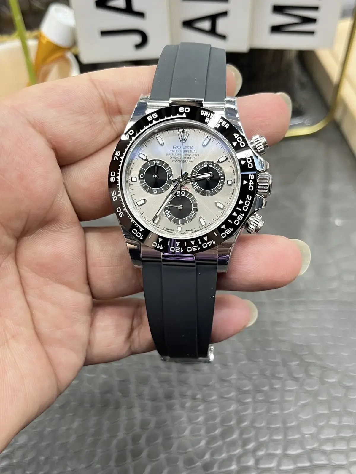 VS厂灰胶迪通拿4130机芯对比C厂，哪个好？