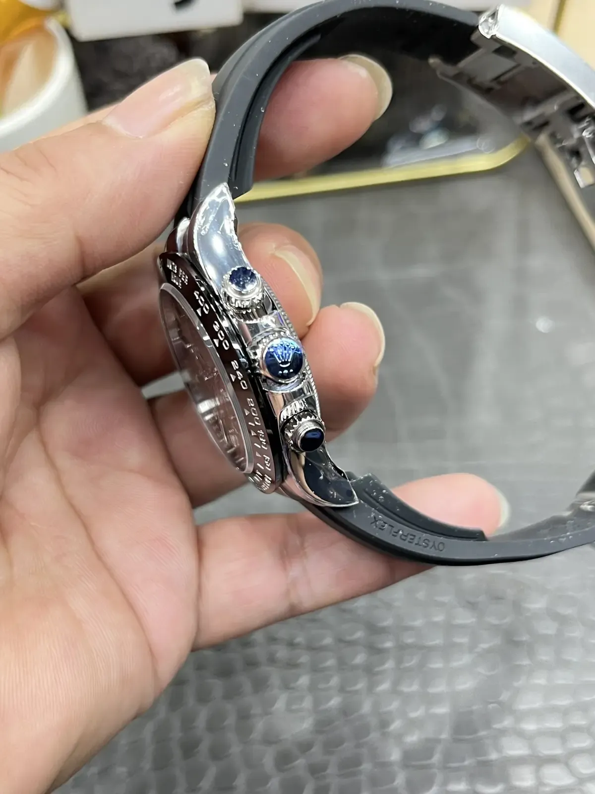 VS厂灰胶迪通拿4130机芯对比C厂，哪个好？