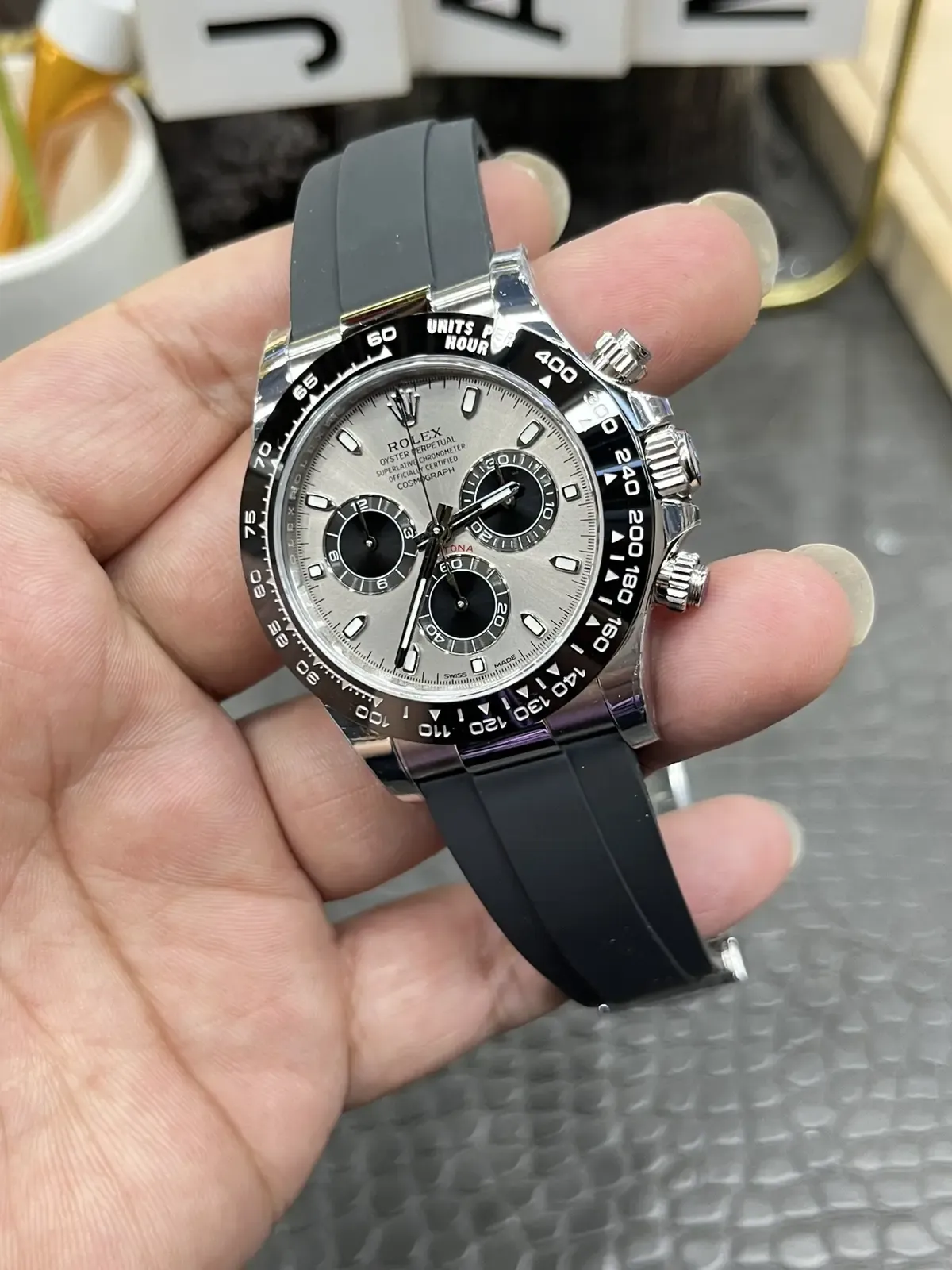 VS厂灰胶迪通拿4130机芯对比C厂，哪个好？