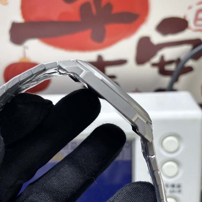 BV厂宝格丽OCTO全钛款上手，80克轻到无物！